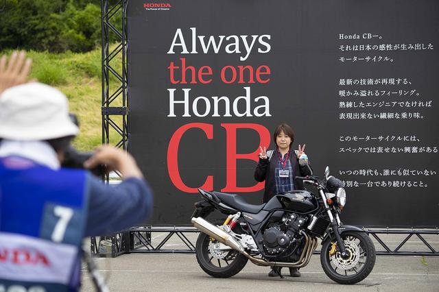画像: 毎回好評の、プロカメラマンが愛車との記念写真を撮影してくれる『スマイルフォトセッション』。いつも長蛇の列となるだけに、今回は開場前から撮影がスタートしていました。