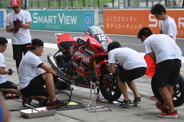 画像: 相変わらずピットワークは神速! この1~2秒がレースタイムに効いてくる!