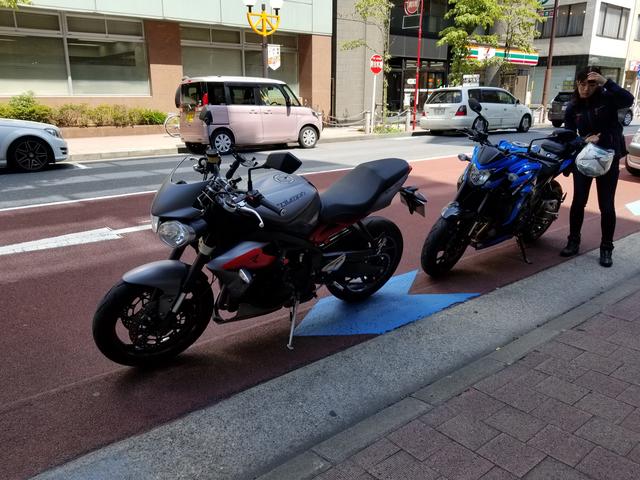 画像: 私がTRIUMPHのストリートトリプルR 梅ちゃんはSUZUKIのGSX-S750