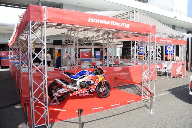 画像: ホンダピット裏の巨大スペースは、打ち合わせやミーティング、取材のスペース。取材にお邪魔したらレッドブル1本もらっちゃった♪