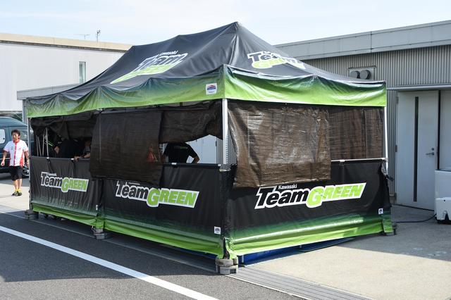 画像: カワサキTeamグリーンは、シンプルに、機能的に。背後に見えるのがチームスイートです