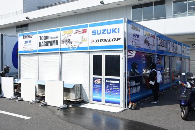 画像: 2013年だったかな、四輪チーム「サクシードスポーツ」の協力を得てホスピを建てたチームカガヤマ。思えばこれが、鈴鹿のピット裏に建物が建つ最初の例でしたw