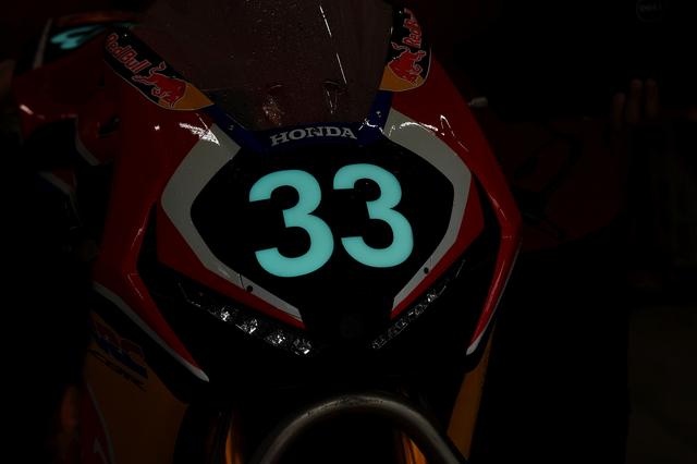 画像: 黒ゼッケンに自光式ゼッケンがEWCクラス 写真はレッドブルホンダCBR1000RRWです