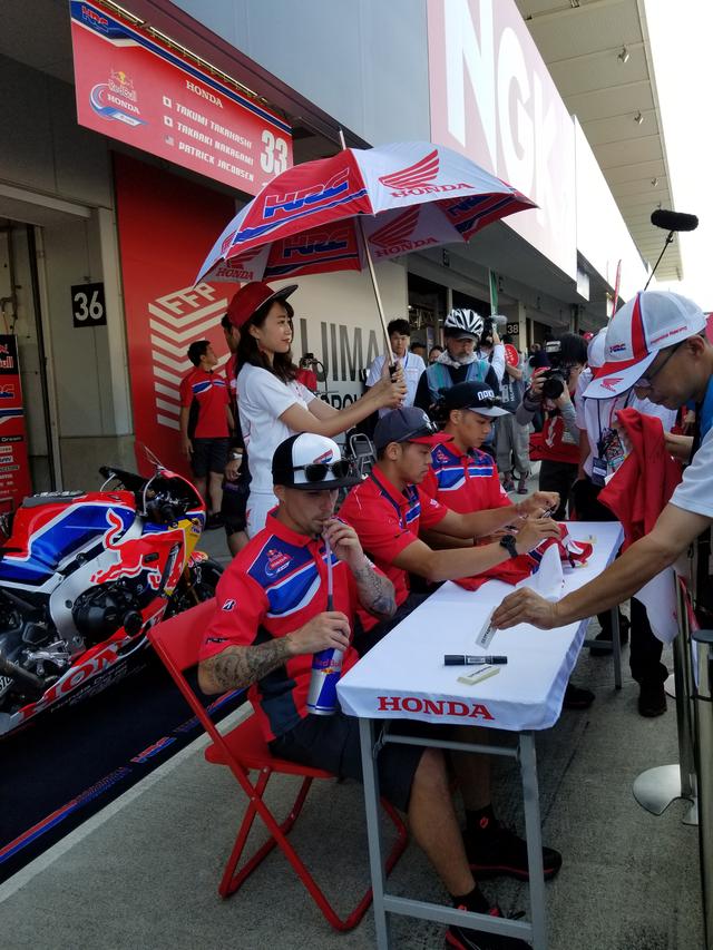 画像: #33 Red Bull Honda with 日本郵便 高橋巧選手 中上貴晶選手 パトリック・ジェイコブセン選手
