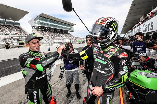 画像: レイがピットに戻ると、ハスラムが出迎え 2019年はこのふたりがWSBKをKRTから走ります