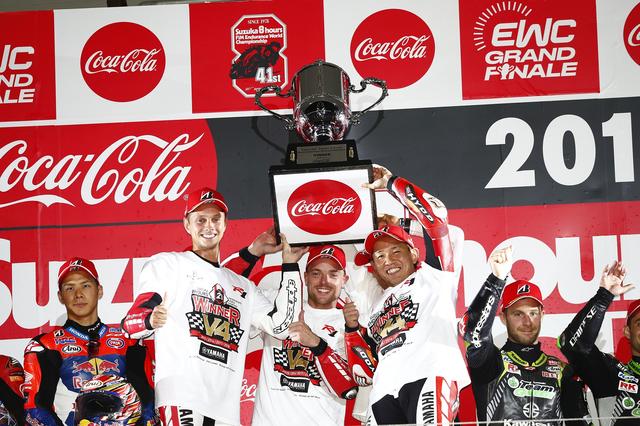 画像: 4年連続、表彰台の頂点に立ったヤマハ、この3人で2年連続、ここへきた 中須賀の右肩が上がっていない