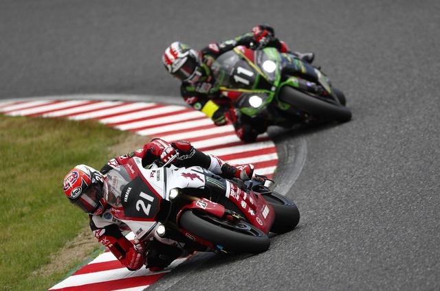 画像: WSBKでも火花を散らす、3Timesワールドチャンピオン、ジョナサン・レイをパスするシーンもあった