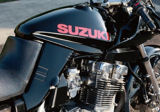 画像: ▲エンジン、キャブレターはノーマル。外装パーツは黒ペイントされ、SUZUKI ロゴは赤。この組み合わせが、カタナファンの間で大流行した。