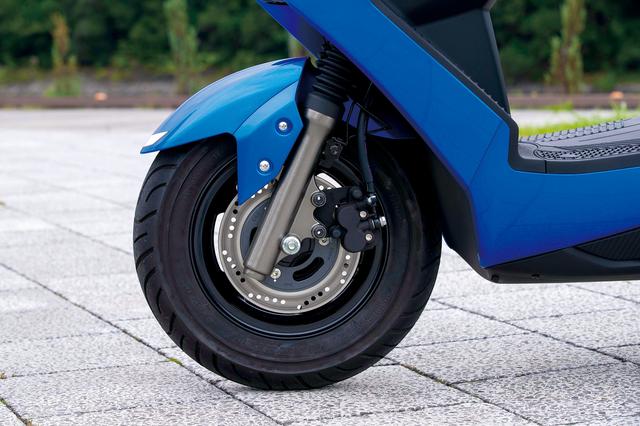 画像: アドレスV125同様、フロントタイヤは10インチで、小径ならではのクイックなフットワークを重視。ブレーキはシングルディスク。
