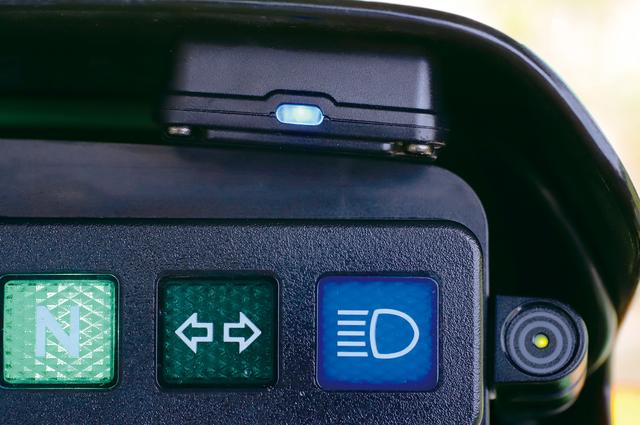 画像: GPSとETCの一体型アンテナはカードの不良や期限切れなどを報せるLEDランプ付き。ETC2.0情報専用インジケーターは注意警戒情報や災害支援情報を緑と赤の点灯/点滅で報せる。