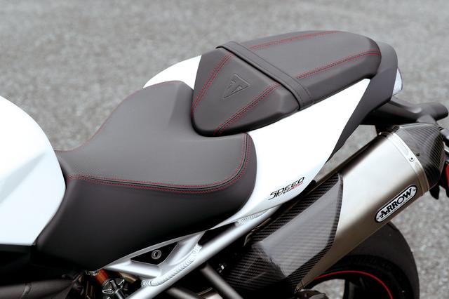 画像: ロゴのエンボス加工など、上質な仕上がりのシートは2ピースタイプ。ライダー側のインナーにはネット状のクッションを採用し、快適性を向上。