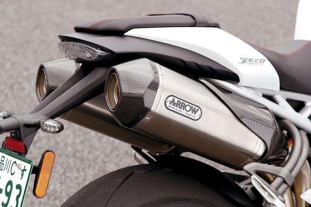 画像: エキゾーストも合わせて新設計され、トップグレードであるRSには軽量なARROW製のチタンサイレンサーが標準装備される。サウンドも勇ましいものだ。