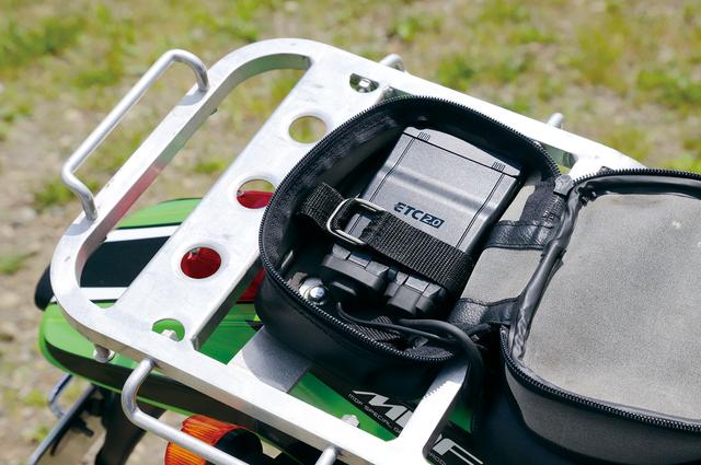 画像: 車載器本体はKLX250が標準装備しているリアバッグに収納。リアバッグがない車種なら汎用バッグをリアフェンダー上にボルト止めするのが手っ取り早い。