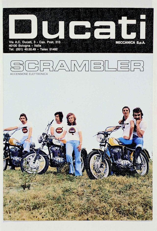 画像: 1970年代、スクランブラーシリーズは人気を博し、新たなモーターサイクルムーブメントを生み出した。写真は“Potere Ducati”広告キャンペーンの1枚。ドゥカティ曰く、「アメリカンとヨーロピアンスタイルが見事に融合したモーターサイクルだった」。確かに写真からもその雰囲気が見て取れる。
