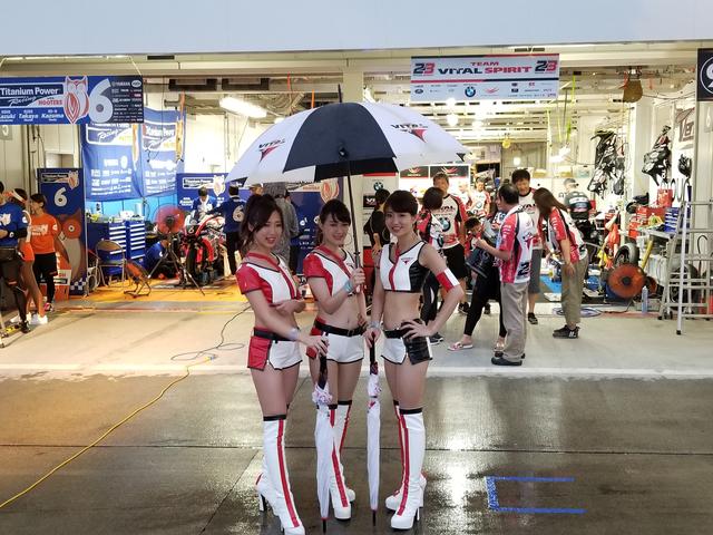 画像19: 雨の中でも華やかさと明るさで盛り上げてくれる8耐RQ!!