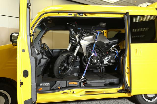 画像4: 最後は梅ちゃんがCB250Rの積み込みにチャレンジ!
