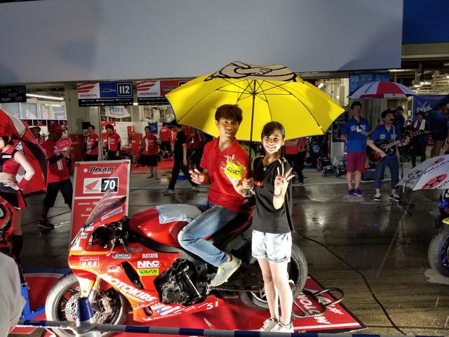 画像16: 雨の中でも華やかさと明るさで盛り上げてくれる8耐RQ!!