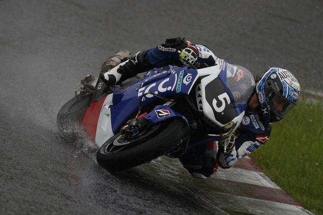 画像: 最初の公開テストで 雨の中、ジョシュ・フックは黙々と走り込んでいました