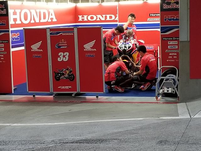 画像: #33 Red Bull Honda With日本郵便 雨だったため、多くのチームがピットの中で作業をしていました。