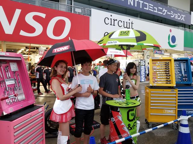 画像9: 雨の中でも華やかさと明るさで盛り上げてくれる8耐RQ!!