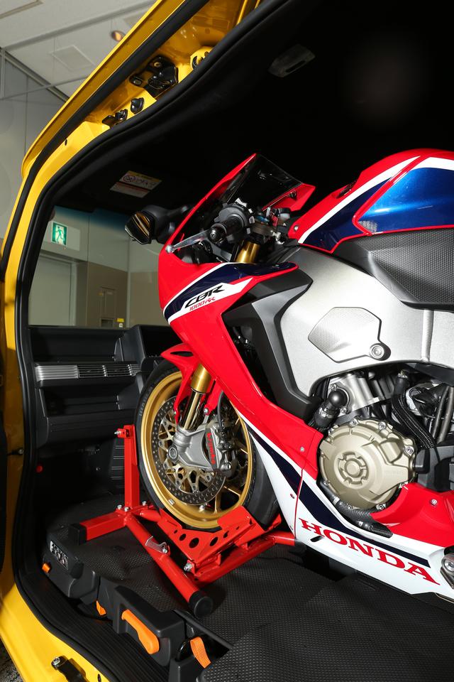画像1: まずはCBR1000RRでチャレンジ!