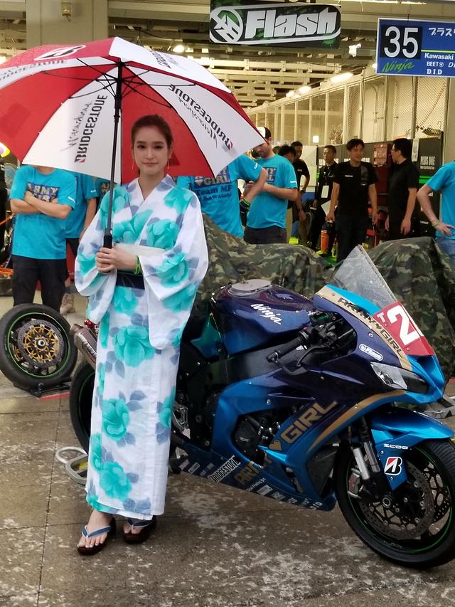 画像4: 雨の中でも華やかさと明るさで盛り上げてくれる8耐RQ!!