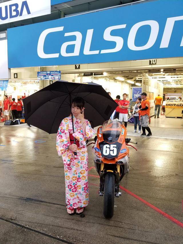 画像13: 雨の中でも華やかさと明るさで盛り上げてくれる8耐RQ!!