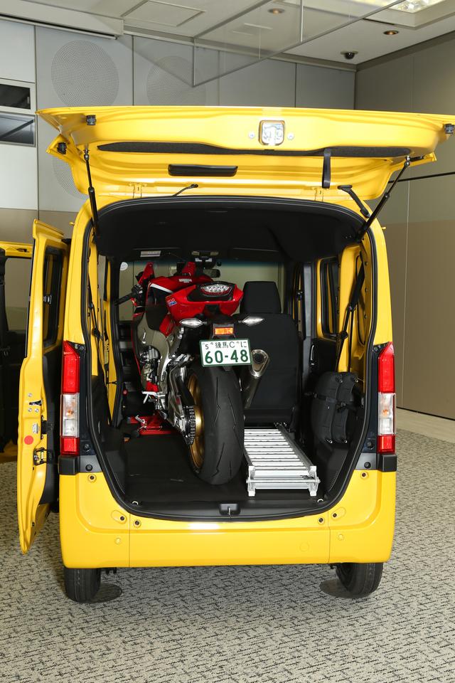 画像: サーキット走行を楽しむには十分なスペースでしょう。車両の右側には、装備品や工具を積み込むスペースもあります。