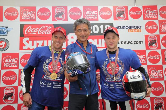 画像: 体調不良で記者会見を欠席したジョシュのヘルメットを持つ藤井監督