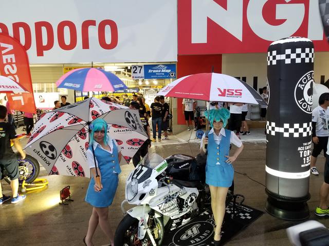 画像20: 雨の中でも華やかさと明るさで盛り上げてくれる8耐RQ!!