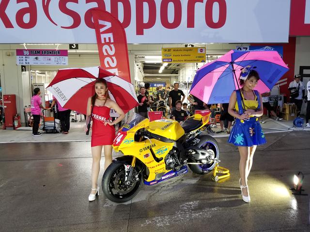 画像21: 雨の中でも華やかさと明るさで盛り上げてくれる8耐RQ!!
