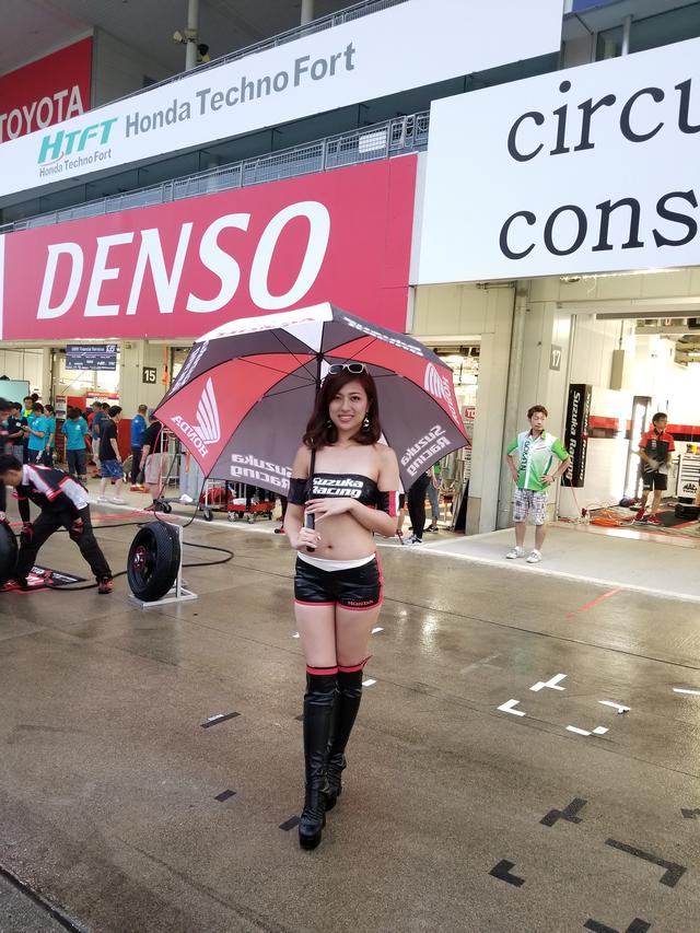 画像8: 雨の中でも華やかさと明るさで盛り上げてくれる8耐RQ!!