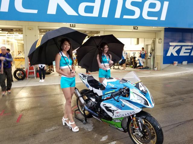画像11: 雨の中でも華やかさと明るさで盛り上げてくれる8耐RQ!!