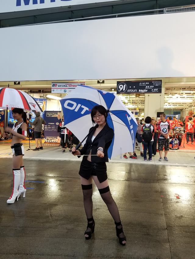 画像18: 雨の中でも華やかさと明るさで盛り上げてくれる8耐RQ!!
