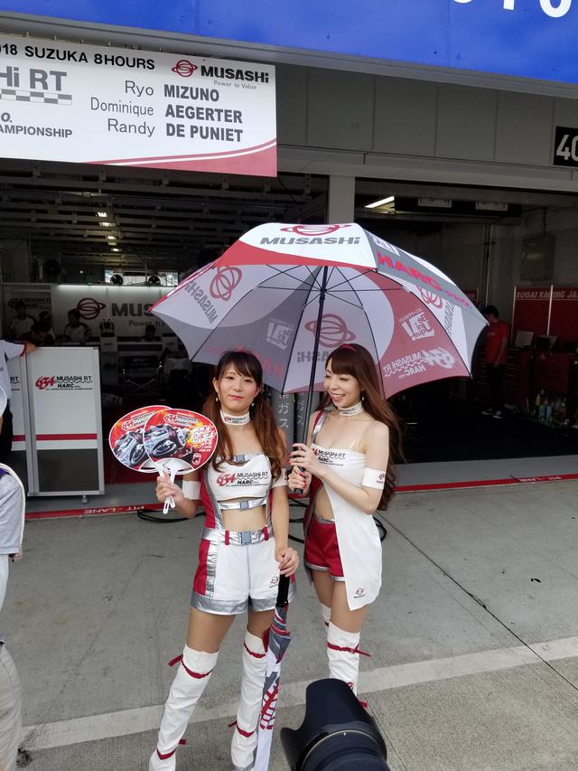 画像22: 雨の中でも華やかさと明るさで盛り上げてくれる8耐RQ!!