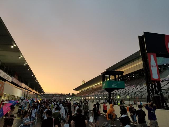 画像23: 雨の中でも華やかさと明るさで盛り上げてくれる8耐RQ!!