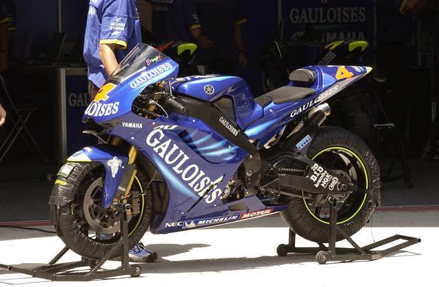 画像: 2003年型のYZR-M1 写真はバロス車、チェカ車はフォルトゥナカラーでしたね