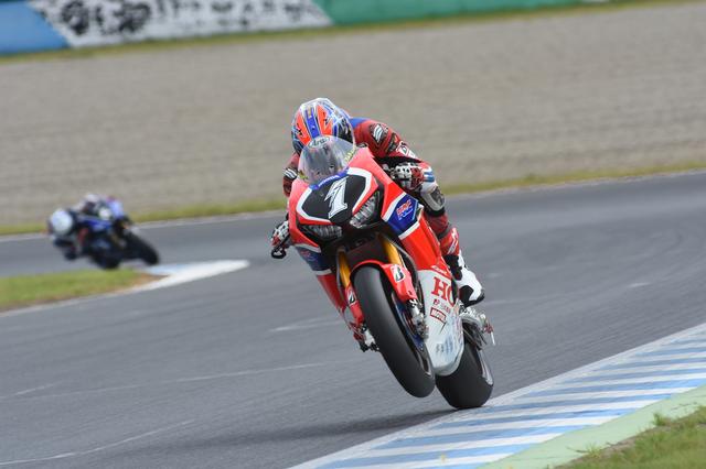 画像: 決勝日朝のフリー走行 開始すぐに真後ろにつけた野左根(写真後方)を引き離す高橋