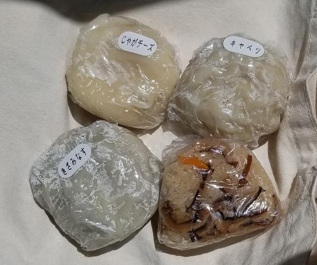 画像: 作り方は「蒸しおやき」 他にもおこわやお握りも売ってるよ!