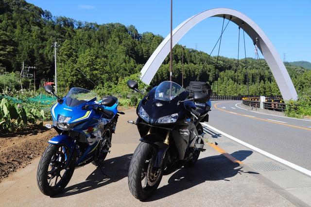 画像: 今回、私がお借りしたSUZUKI GSX-R125とあいかつんの愛車CBR600RR。