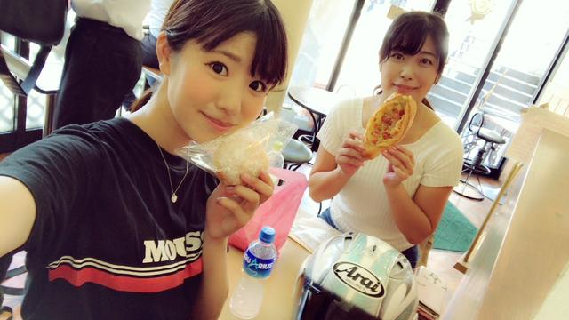 画像: 私はクリームパン、あいかつんはガーリックベーコンパンを。