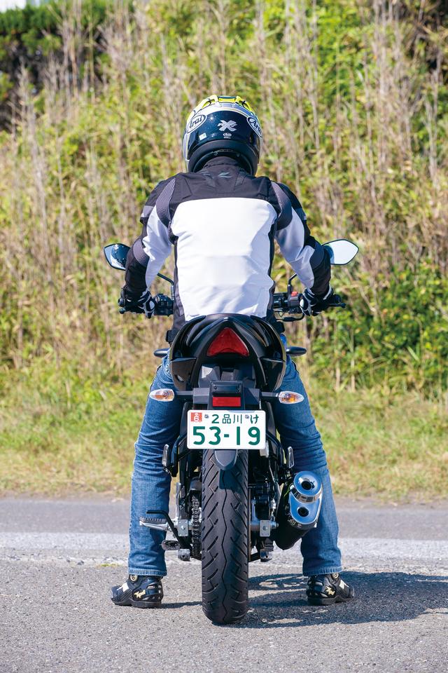 画像: 膝の曲がりが緩やかでシート着座位置の自由度もあるから大柄なライダーでも窮屈さはない。身長:176㎝・体重:62㎏