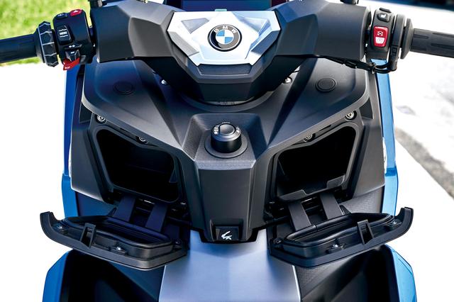 画像: ダッシュボックス上のボタンで開けられる左右2つの収納ボックス。右側収納には12Vソケットを装備。試乗車はオプションのキーレス・ライドシステムを装備していた。