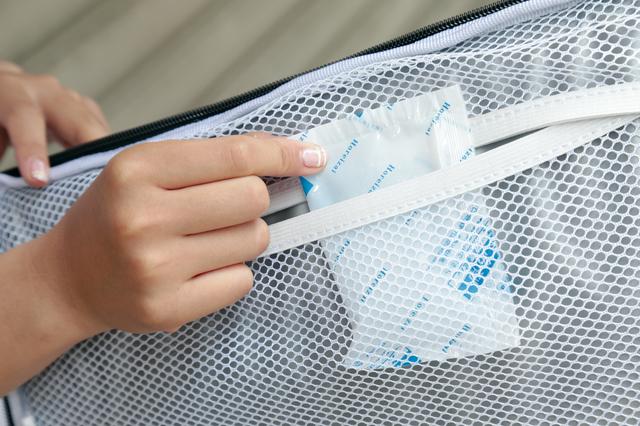 画像: 蓋部分の裏側には相当数の保冷剤を入れられる大型メッシュポケットがある。シートバッグとして使うときにも小物が整理できて便利。
