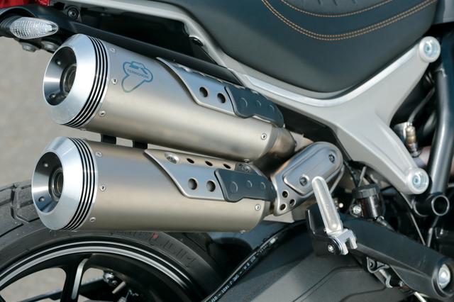 画像: 撮影車にはオプションとなるテルミニョーニ製のマフラーを装備、迫力あるサウンドを楽しめる。ノーマルは左右2本出しのメガホンタイプとなる。