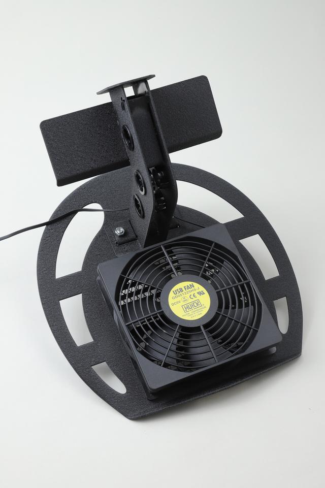 画像: 台座の裏側に付けられた電動ファンがヘルメットの内側に風を送る。エアコンの効いた室内でテストしたが、内装の湿気がたちまち乾いていった。