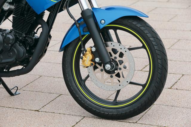 画像: このクラスのモデルとしてはかなり太目な、インナーチューブ径Φ41㎜という正立フロントフォークが装着されている。ホイールは細身の6本スポーク。