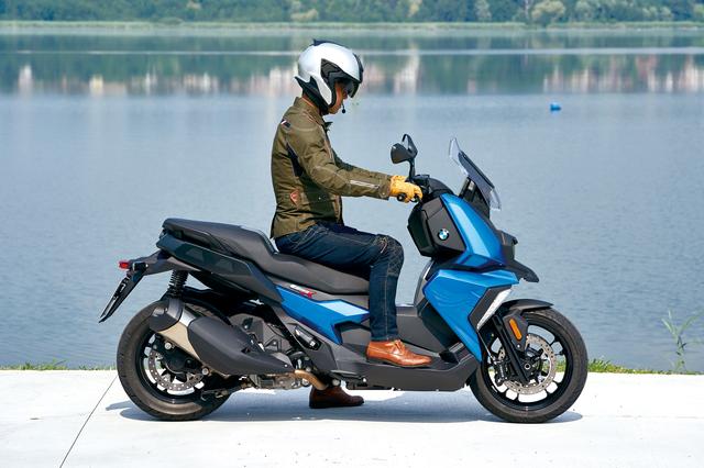 画像: カカトがやや浮くものの、両足でしっかりと車両を支えることができた。自然でバイク的なポジションを追求し、ハンドル/シート/ステップフロア位置を決定。いわゆる足を投げ出すようなポジションは考慮されていない。身長:170㎝・体重:68㎏
