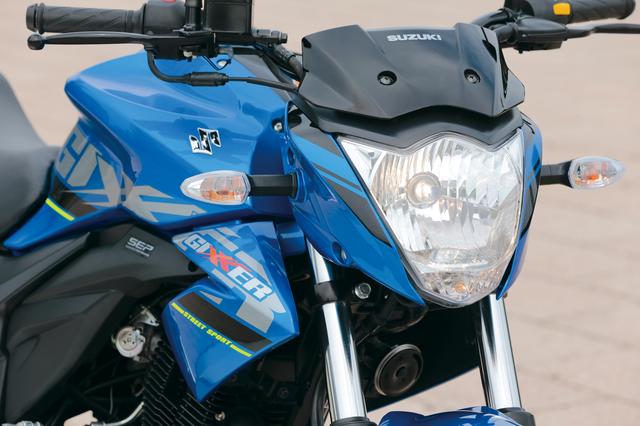 画像: スポーティな印象のフロントマスク。GSX-Sシリーズを想わせる逆三角形のヘッドライトに、コンパクトなビキニカウルとメーターバイザーを組み合わせる。