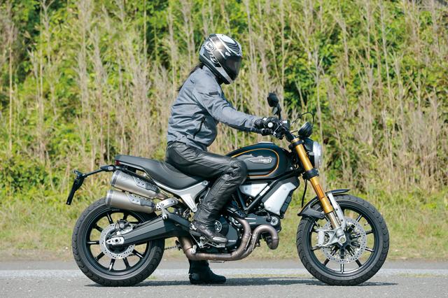画像: 800より車格がひと回り大きく感じ、シートも少し高い。その分シートは上質なものを採用しているようで、長時間の走行で疲れにくいように感じる。ハンドルはスペシャルと同じく低めにセットされているが、街中でも疲れにくい。身長:176㎝・体重:68㎏